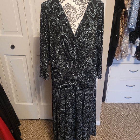 London Times Dresses & Skirts - London Times Black Sheath Dress with 3/4 Sleeves and Scoop Neck